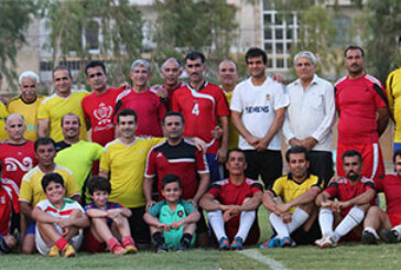 تجلیل پیشکسوتان فوتبال گناوه از ورزشی نویس‌ها و عکاسان ورزشی در زمین فوتبال