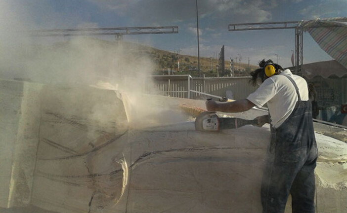 تراش فرزاد دشتی زاده بر سنگ در سمپوزیوم تبریز