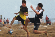 اشتیاق در ساحل گناوه و فوتبال بندری