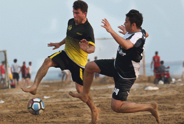 اشتیاق در ساحل گناوه و فوتبال بندری