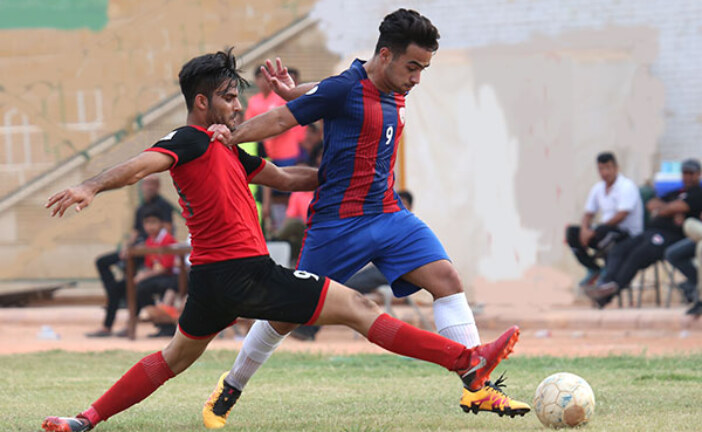 صدر هم‌چنان دست به دست می‌شود