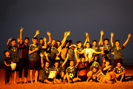 فوتبال زیبا در ساحل زیبا