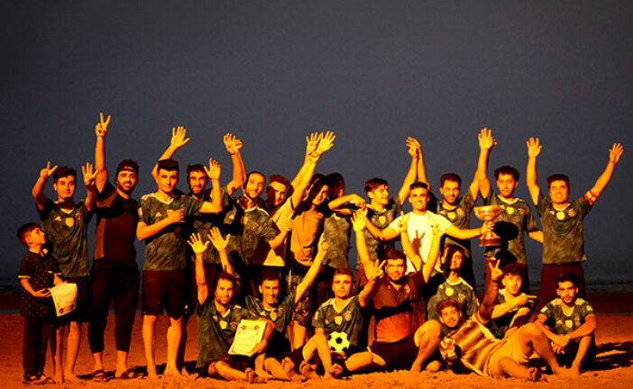 فوتبال زیبا در ساحل زیبا