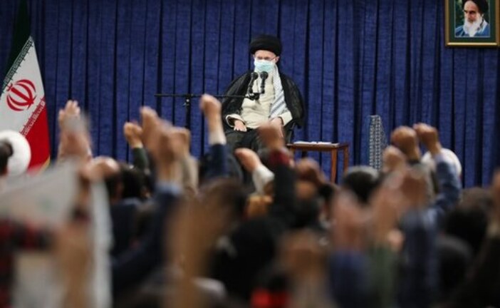 تملق گویی و چاپلوسی ممنوع/ مرور سه دهه انتقاد رهبر انقلاب به خواص