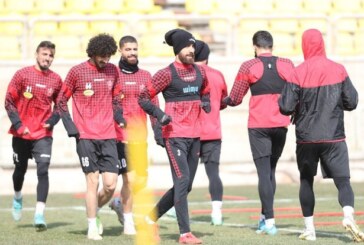 بازگشت شعار «بی‌غیرت» به پرسپولیس/ بازیکنان را با برف زدند!