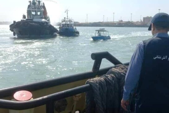 رزمایش مقابله با حریق شناور در بندر بوشهر برگزار شد