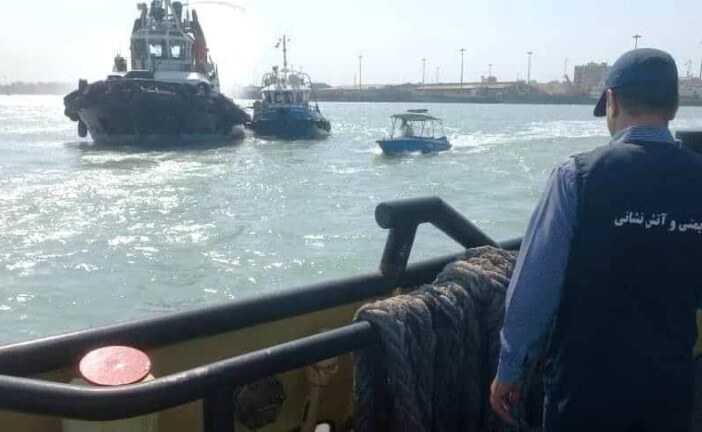 رزمایش مقابله با حریق شناور در بندر بوشهر برگزار شد