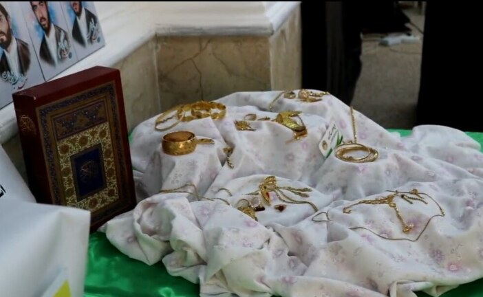 فیلم | اهدای طلا و جواهرات بانوان بوشهری برای کمک به جبهه مقاومت