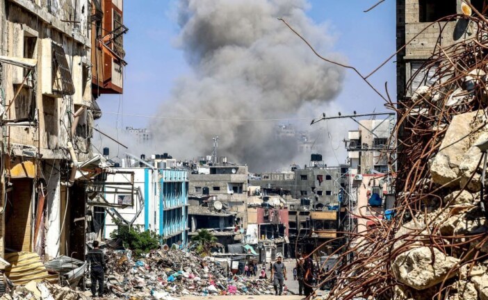 کارکنان کمیته امداد بوشهر حقوق یک روز خود را تقدیم مردم مطلوم غزه و لبنان کردند