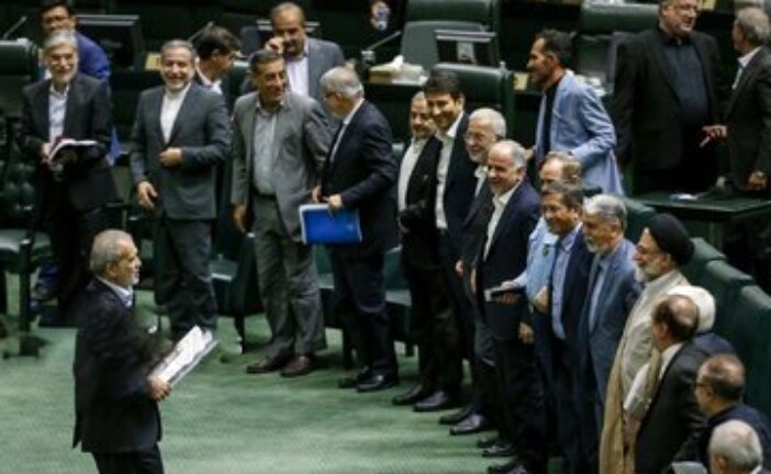 رویارویی ۲ نگاه بر سر استیضاحِ زودهنگام وزرا / کوچکی‌نژاد: وزیر اشتباه فاحش کرده، باید استیضاح شود/ توسلی: سیاسی کاری نمی کنیم