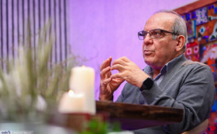 عباس عبدی: پزشکیان نقطه اصلی وفاق و چارچوبش را باید با رهبری حل کند/ سیستم سیاسی اگر بخواهد گروه‌های فشار را یک روزه جمع می کند