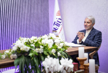 نوبخت: با مردم گرسنه نمی توانیم رو در روی دنیا بمانیم/ روحانی آینده ایران را دستاویز رفاقت نمی کند/ گروهی خواهان ابقای تحریم‌ها هستند