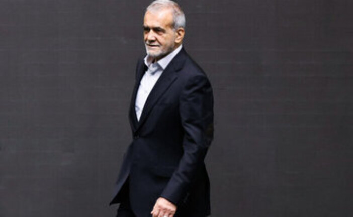 پورمختار: ممکن است برخی از یاران پزشکیان اکنون به مخالفان او تبدیل شدند/ اکرمی: حمایت مردم از رهبری هم دقیقاً به دلیل درایت و کیاست ایشان است