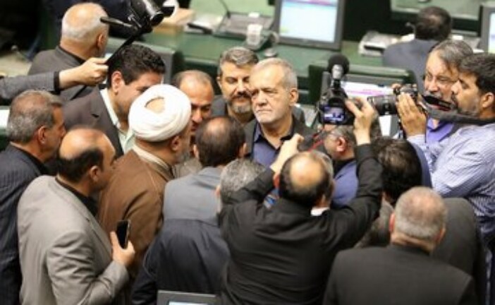 صدای دوگانه از پاستور و بهارستان/ سیاست خارجی روی مدار تقابل مجلسی‌ها با دولت چه آوایی و چه آورده‌ای دارد؟