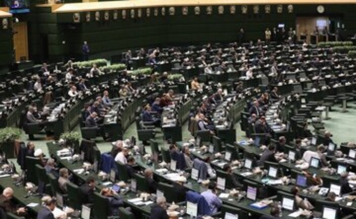 حقوق نمایندگان مجلس حدود ۴۰ میلیون تومان است؟/ نماینده خدابنده: حق ماموریت و اضافه کار نداریم، پول بنزین را هم خودمان باید بدهیم!