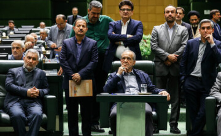 پزشکیان و مجلس بهانه گیر/ چرا بهارستان با دست پزشکیان را پس می زند و با پا پیش می کشد