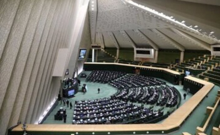 عضو کمیسیون اجتماعی مجلس: وزیر معیشتی دولت متأسفانه با یک توییت تندروها عقب‌ نشینی می‌ کند/ پزشکیان برای توقف استیضاح ها یکی از وزیران را برمی‌دارد