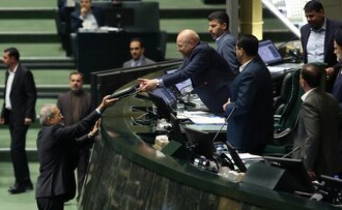 فعال سیاسی اصولگرا: برخی سیاست‌گذاری‌های انجام‌شده تحت فشار افراد یا نمایندگان خاص صورت می‌گیرد/ یک نماینده مجلس: بودجه دولتی بنیادهای خصوصی حذف شوند