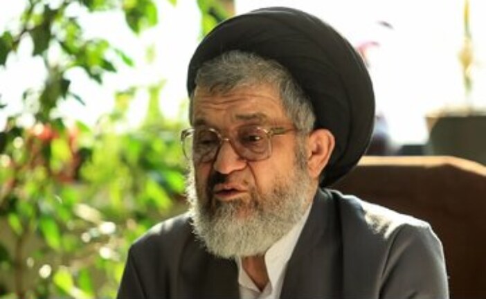 اکرمی: ۸۰ میلیارد دلار در خانه‌های مردم را وارد تولید کنیم، اقتصاد جان می‌گیرد/ اگر روزی ۱۰ لیوان چای می‌خوردیم از الان ۹ لیوان بخوریم، صرفه‌جویی کنیم