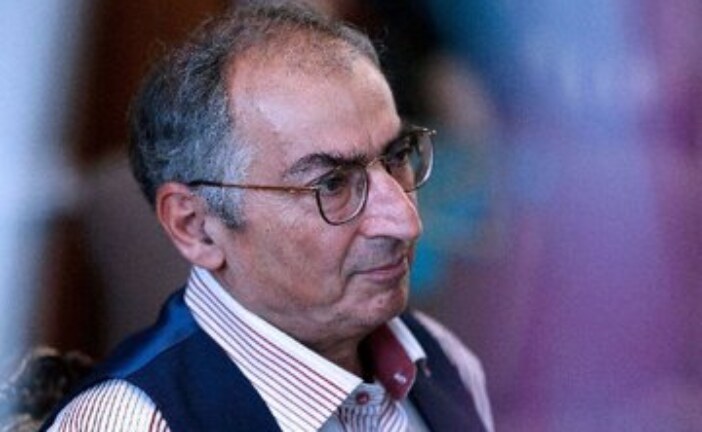 زیباکلام: ایران و آمریکا اراده توافق دارند / جنگ کشور را ویران می‌کند اما به سقوط نظام منجر نمی‌شود/ اگر جنگ شود یک تیر چراغ برق هم نمی‌ماند